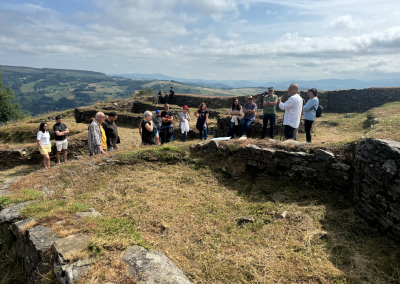 Asistentes a la actividad durante la introducción histórica al Castro de San Chuis