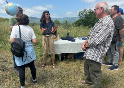 Explicación sobre los movimientos de la Tierra en la actividad El Sol desde el Castro de San Chuis