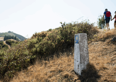 Participantes en la actividad "El Camino y el Cosmos: un viaje a través de historia, astronomía y espiritualidad" se dirigen a Montefurado (Allande, Asturias). Crédito: Nomad Studio