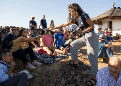 Participantes en la actividad "El Camino y el Cosmos: un viaje a través de historia, astronomía y espiritualidad" se dirigen a Montefurado (Allande, Asturias). Crédito: Nomad Studio
