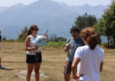 Xuan González durante el taller solar en Quirós