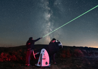 Observación astronómica con telescopios durante la actividad La vida de las estrellas: una historia contada por el cielo, en la VI edición de Allande Stars. Crédito: Sergio Lario