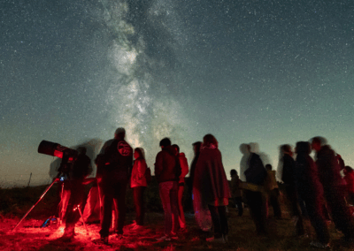 Asistentes a la actividad La vida de las estrellas: una historia contada por el cielo, durante la observación con telescopios, en la VI edición de Allande Stars. Crédito: Sergio Lario