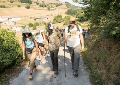 Elena López, Andrés Menéndez y Alberto Uría durante la actividad Cuando el cielo se oscurece: cortinos y astronomía, en la VI edición de Allande Stars. Crédito: Nomad Studio.