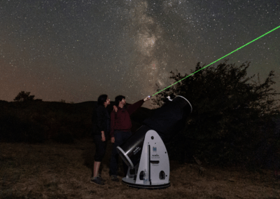 Laura Hermosa y Xuan González en la observación guiada de cielo nocturno realizada en Serrantina, durante la actividad Cuando el cielo se oscurece: cortinos y astronomía, en la VI edición de Allande Stars. Crédito: Sergio Lario.