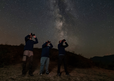 Observación guiada de cielo nocturno con prismático desde Serrantina, durante la actividad Cuando el cielo se oscurece: cortinos y astronomía, en la VI edición de Allande Stars. Crédito: Sergio Lario.