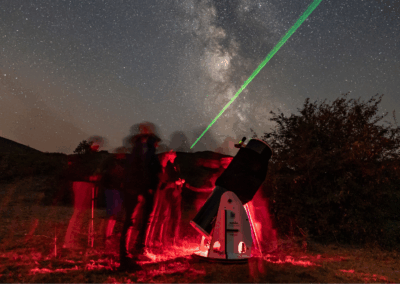 Observación guiada de cielo nocturno con telescopios desde Serrantina, durante la actividad Cuando el cielo se oscurece: cortinos y astronomía, en la VI edición de Allande Stars. Crédito: Sergio Lario.