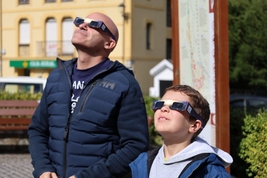 Taller solar en CosmoSomiedo 2025