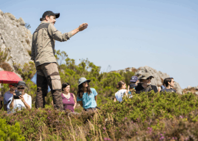Andrés Menéndez-Blanco durante sus explicaciones en la actividad Paisaje, túmulos y Sol: ciencia en la Sierra de Carondio - Nomad Studio