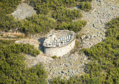 Una de los cortinos de Miel Valle de Prada, que visitamos durante la actividad Cuando el cielo se oscurece: cortinos y astronomía, en la VI edición de Allande Stars. Crédito: Nomad Studio.