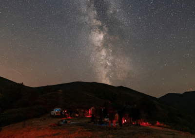 Vía Láctea sobre Serrantina, durante la actividad Cuando el cielo se oscurece: cortinos y astronomía, en la VI edición de Allande Stars. Crédito: Sergio Lario.