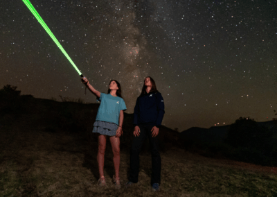 Observación guiada de cielo nocturno en Serrantina, durante la actividad Cuando el cielo se oscurece: cortinos y astronomía, en la VI edición de Allande Stars. Crédito: Sergio Lario.