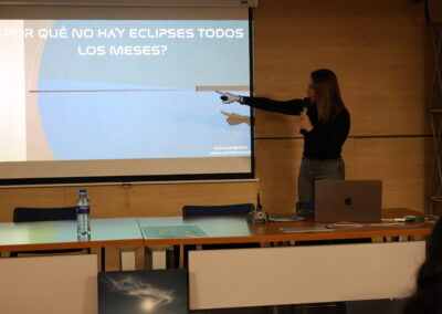 Lucía González, directora de Allande Stars, durante una de sus charlas en el IV Encuentro El Turismo de Estrellas en Allande