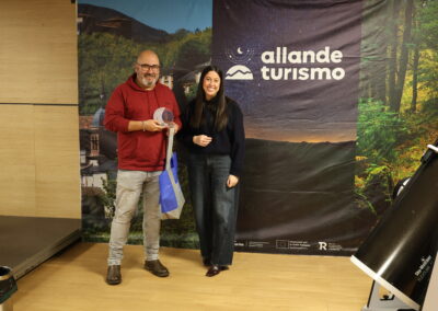 Glendor Díaz, fotógrafo del Mapa Astronómico de Allande, junto a Mirian Álvarez, concejal de Turismo de Allande