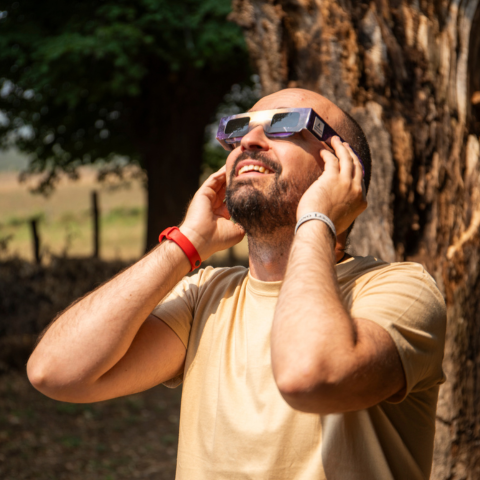 Carlos gafas de eclipse
