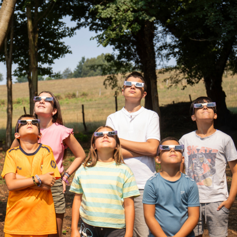 Grupo gafas de eclipse