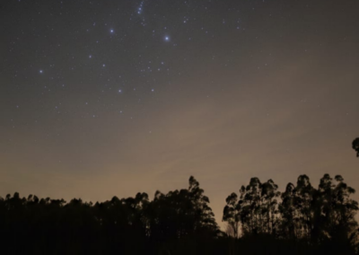 Observación nocturna en AstronoMUJA 2026