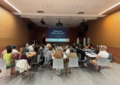 Participantes del taller de preparación de materiales para el eclipse en Mieres durante las explicaciones