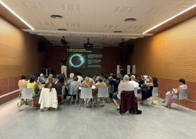 Participantes del taller de preparación de materiales para el eclipse en Mieres durante las explicaciones