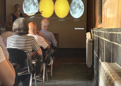 Charla sobre el eclipse en el MOA