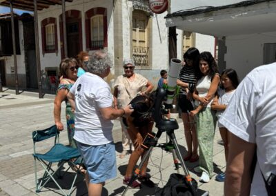 Observación solar con telescopios en Pola de Gordón